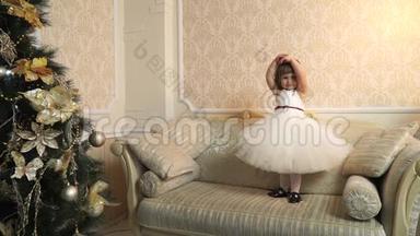 小美女芭蕾舞女在大沙发上